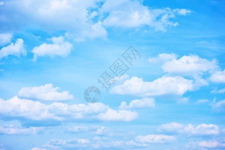 蓝色天空有白云层背景图片