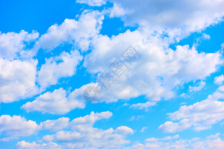 蓝色夏日天空有白积云可用作背景图片