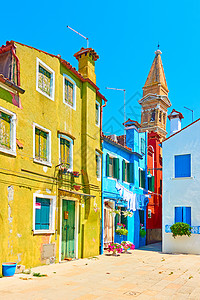 在意大利威尼斯布拉诺岛背景中的圣马丁和尔斯柯教堂图片