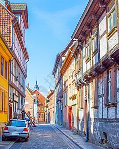 德国奎林堡的街道和旧木材建筑房高清图片