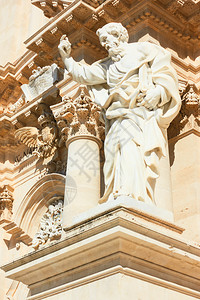 意大利西里锡拉库兹大教堂外墙上的雕像建筑学高清图片素材