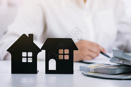 与房地产代理商签订交易合同顾问概念和家庭保险成功高清图片素材