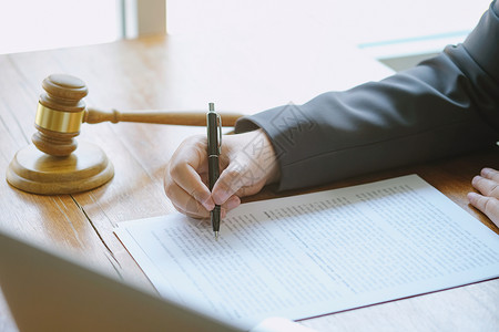 法律顾问向客户提出一份与手架和法律签订的合同司法和律师概念被告高清图片素材