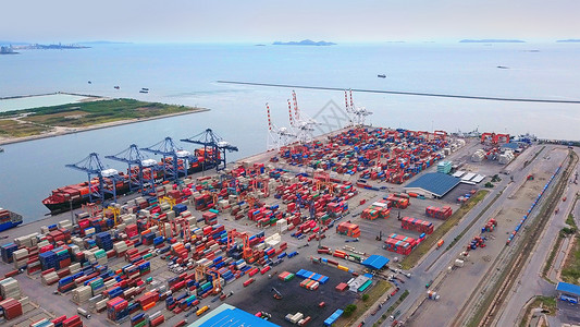 集装箱货船在城市进出口业务和物流国际货进出口业务中以及城市国际货物流中的航空最高视野背景图片