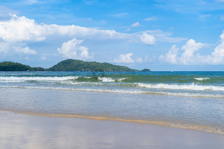 在泰国安达曼海普吉滩的波浪自然天空背景图片