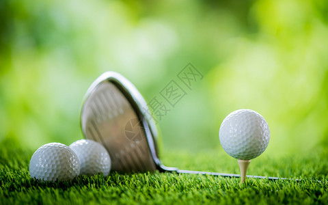 高尔夫球打与俱乐部图片