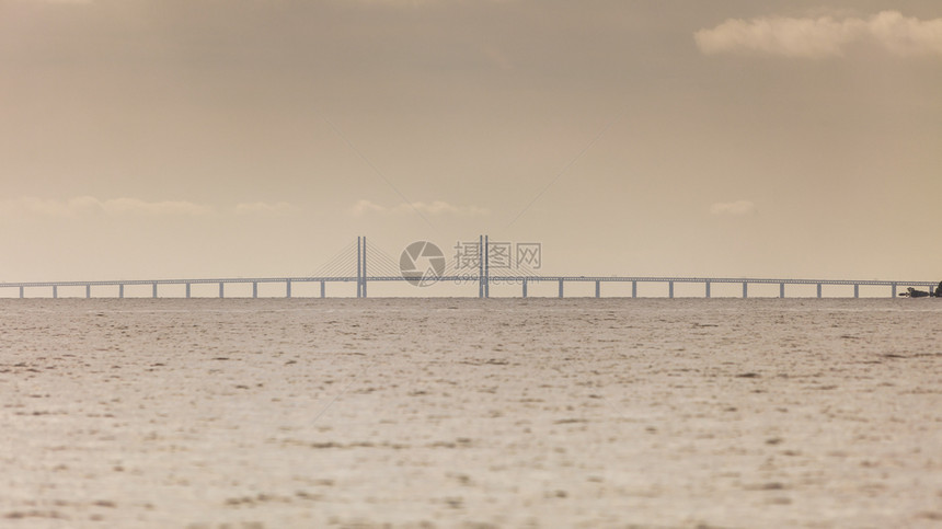 Oresundsbron丹麦与瑞典欧洲波罗的海之间Oresund桥连接点从帆船上查看覆盖天空陆界标志和旅行山口斯威登之间的Ore图片