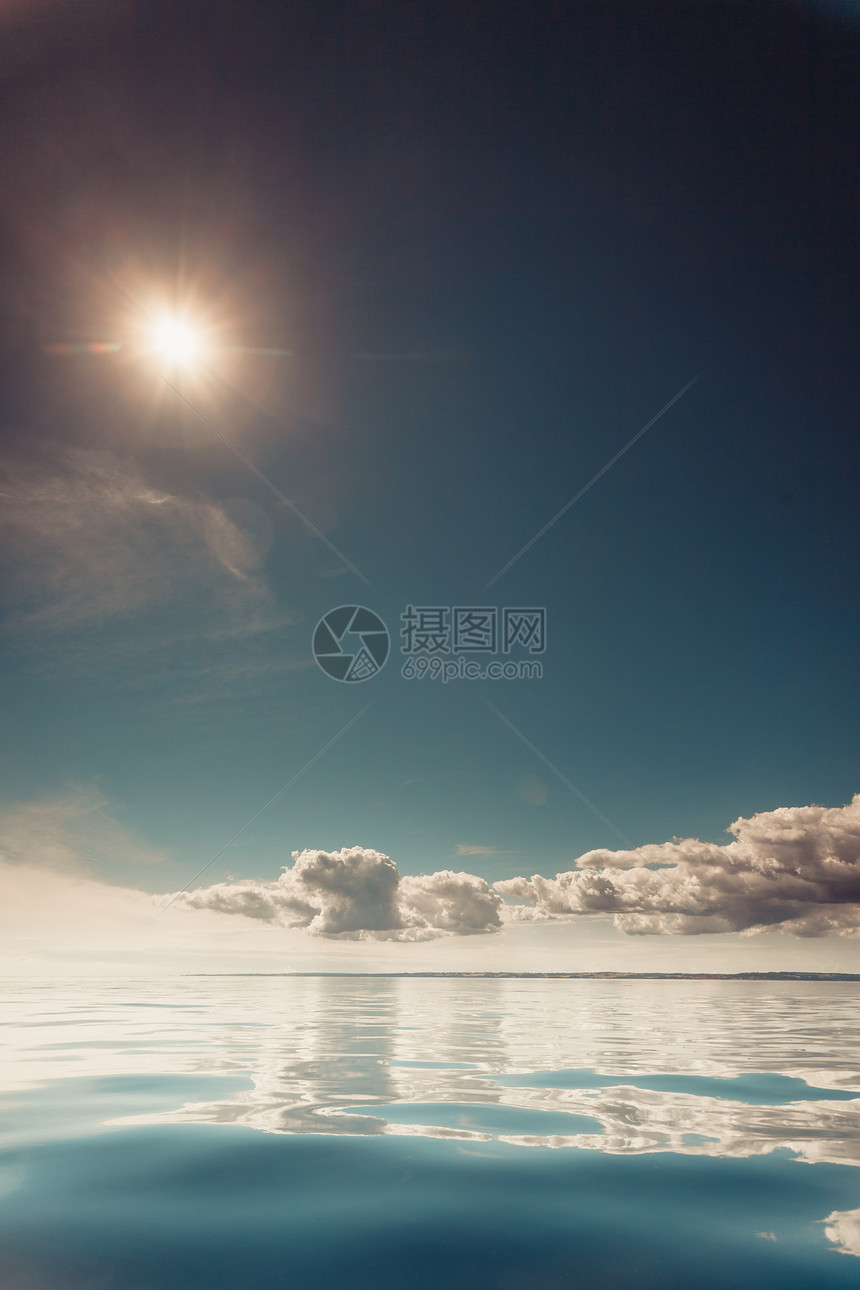 海平面和天空静的景象蓝色水自然的构成美丽的海景夜晚平面和天空图片