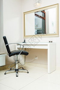 职业工作场所设备概念光理发师沙龙中的椅子和大镜发师沙龙中的椅子和镜背景图片