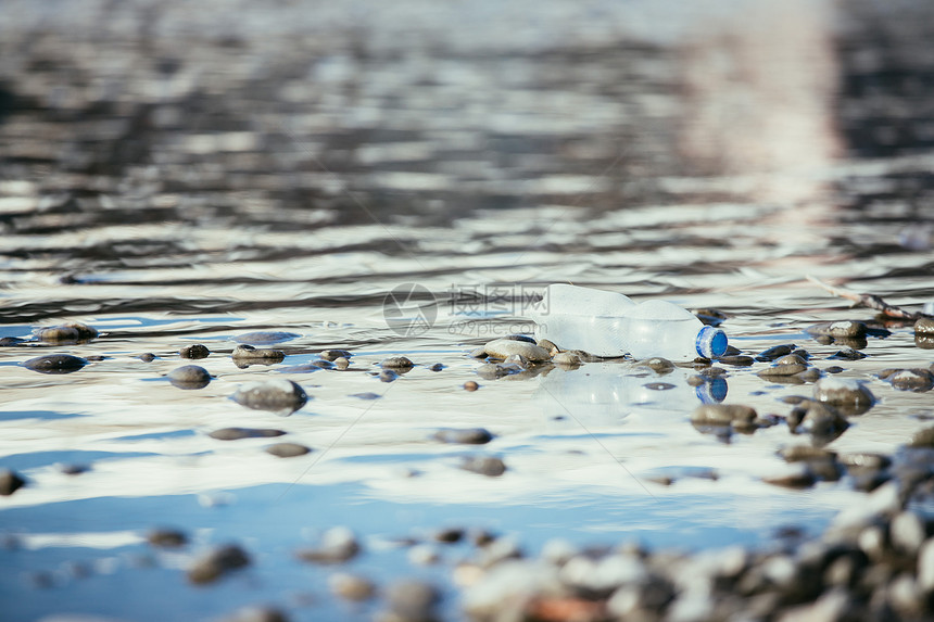 塑料瓶躺在石滩上环境污染图片