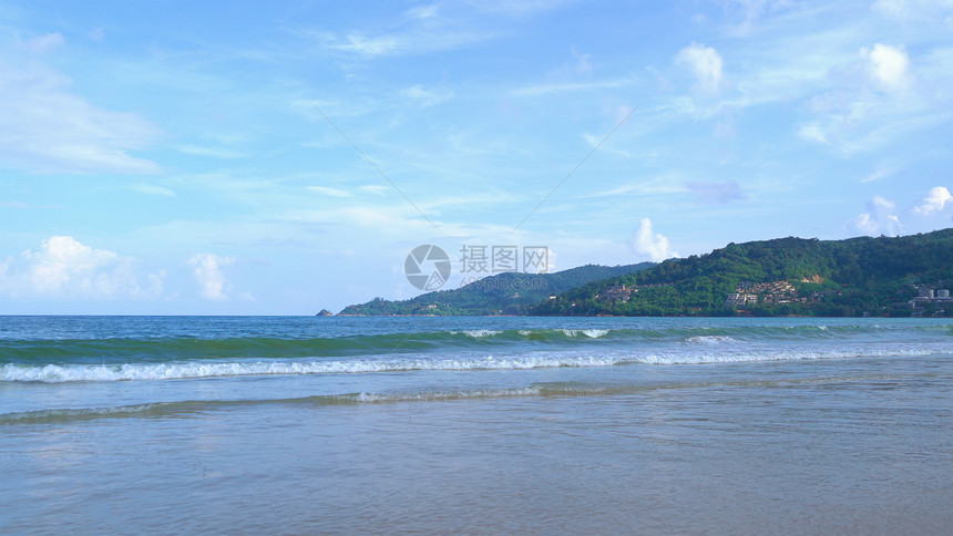 在泰国安达曼海的普吉岛滩波浪自然天空背景图片