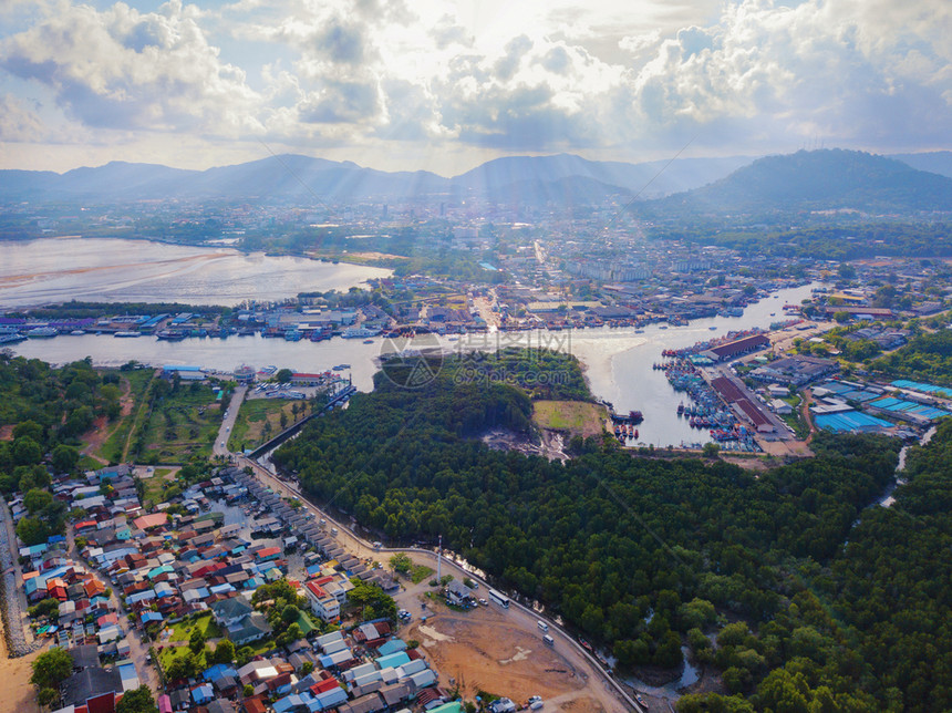 泰国传统亚洲捕鱼村的空中景象和海滨上的渔船普吉岛农村地区中午的住宅泰国图片