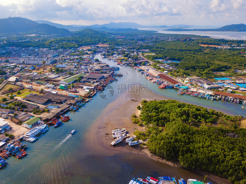 泰国传统亚洲捕鱼村的空中景象和海滨上的渔船普吉岛农村地区中午的住宅泰国图片