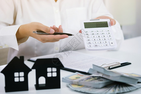 与房地产代理商签订交易合同顾问概念和家庭保险金融高清图片素材