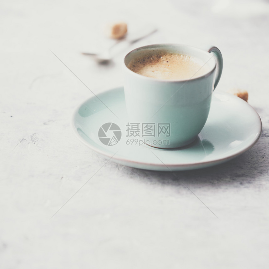 一杯咖啡淡灰色背景咖啡休息概念一杯咖啡图片