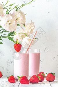 两杯草莓奶昔和新鲜图片