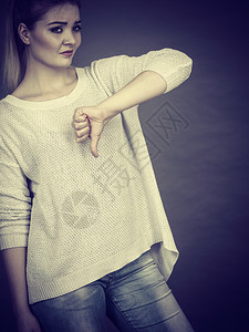 不像喜欢失败的手势概念悲哀的妇女低头手势工作室拍摄灰色背景悲哀的妇女低头手势背景图片