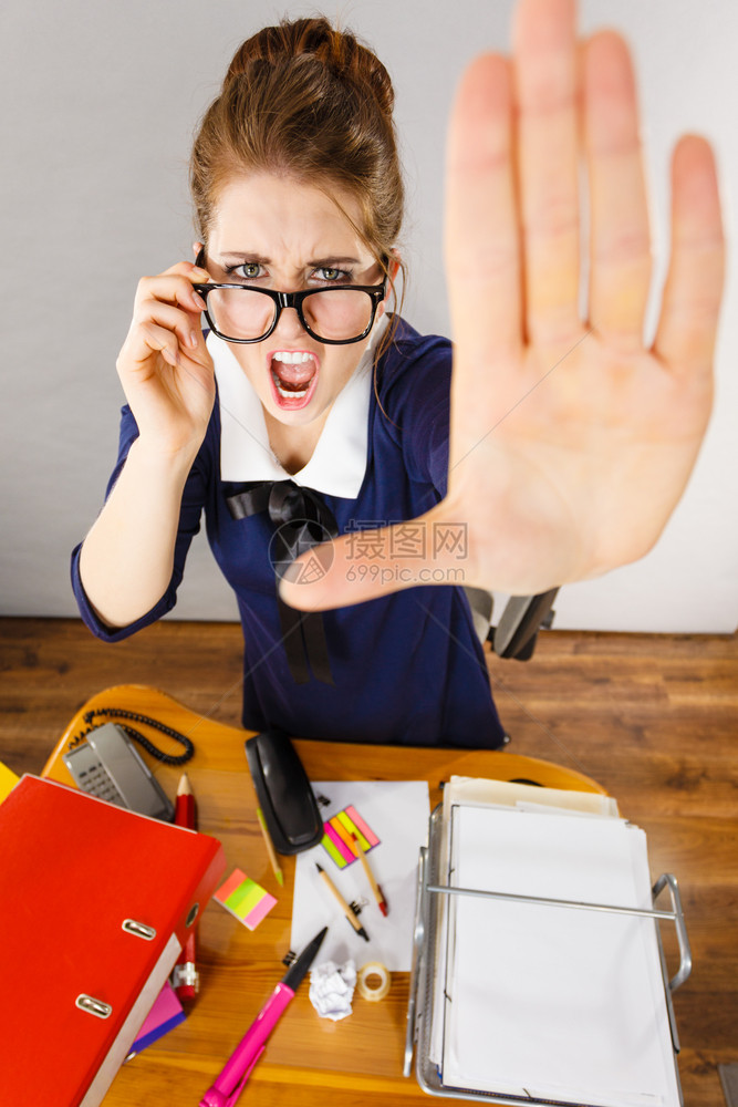 愤怒的暴躁女商人表现出停止的姿态愤怒暴躁女商人愤怒暴躁女商人图片