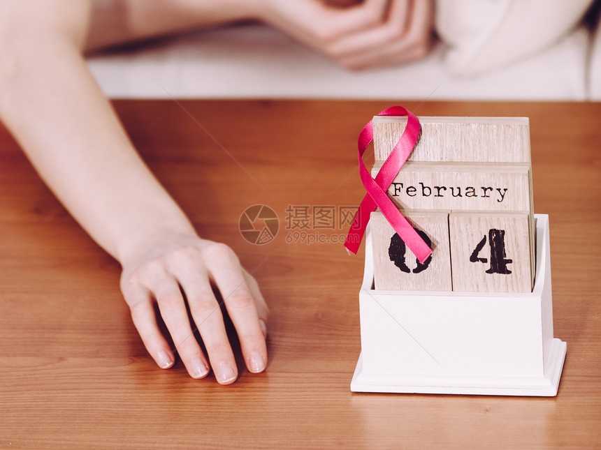旧式日历有4个世界乳癌节与粉红色认识丝带约会保健和医学概念旧日历上的世界乳腺癌日图片