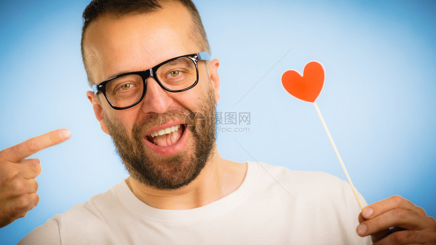穿着眼镜的男子在爱情中的概念图片