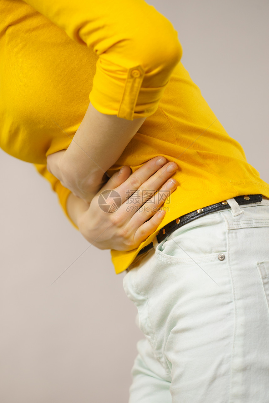 保健概念Bellyache消化不良或经期年轻无法辨认的女患灰色腹痛的胃女腹图片