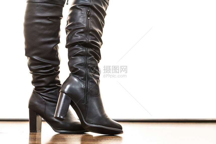 紧贴上闪亮的黑色皮革高脚鞋长靴适合秋天时装细节概念皮鞋高脚图片