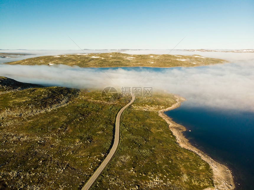 空中视图穿过Hardangervidda山高地湖上云层早晨时间挪威地貌旅游者Hardangervidda路线穿过挪威Hardan