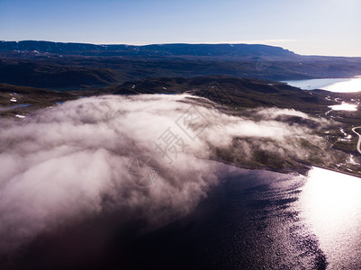 空中观景Hardangervidda山脉高原挪威地貌早晨湖水上空云层旅游者Hardangervidda路线挪威Hardanger哈丹格维达高清图片素材