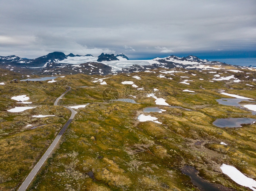 穿越山地的公路远处雪峰和冰川旅游景点5Sognefjellet挪威空中视图山地景观挪威路线Songnefjellet图片