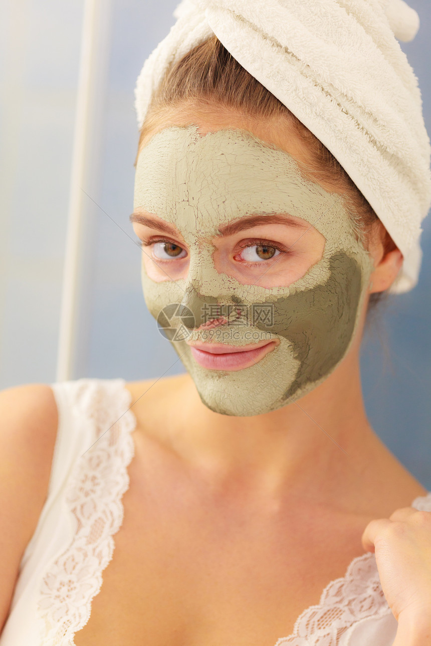 皮肤护理卫生间内戴绿色泥土面罩的妇女照顾油色的女童美容治疗绿色泥土面罩的妇女图片