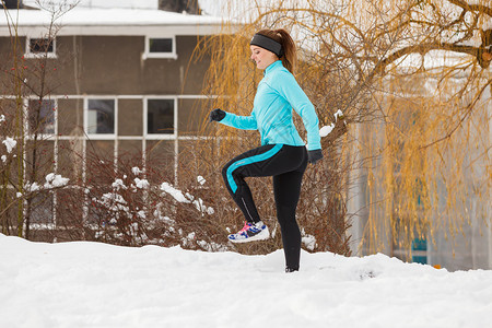 冬季运动户外健身时装城市健身康概念图片