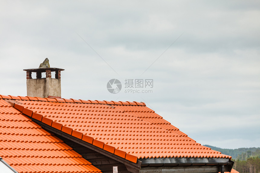 建筑构概念荷兰红房顶有混凝土烟囱背景天空多云红房顶有混凝土烟囱图片