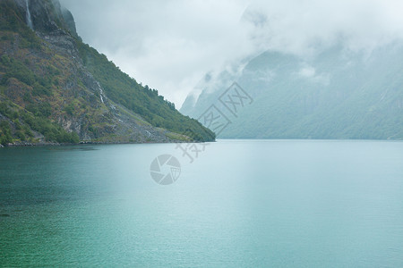 挪威斯堪的纳维亚山区和fjordSognefjord雾日雨季挪威斯堪的纳维亚山区和fjordSognefjord北欧高清图片素材