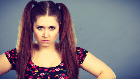 教育青少年概念愤怒的少年女学生马尾有棕色头发愤怒的少女棕色头发马尾背景图片