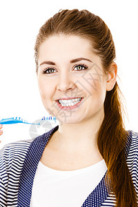 穿着睡衣洗刷牙的女人带着刷微笑的正女孩口腔卫生孤立的白色刷牙女人图片