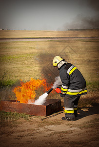 显示如何在训练火上使用灭器的教官背景图片