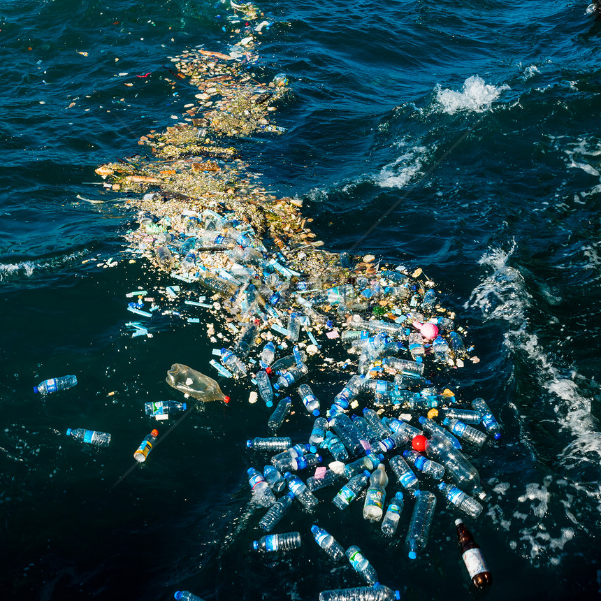 塑料水瓶污染海洋图片
