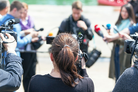 活动拍摄记者用摄像机拍记者招待会或媒体活动背景