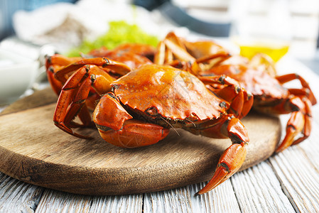 木板海产食品上煮的螃蟹用香料红石背景图片