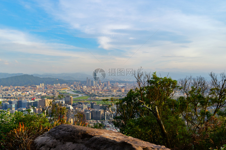 台北市山丘上的岩石面有复制空间在旅行度假或节日期间的冒险概念天空雕刻机和高楼大都能看到图片