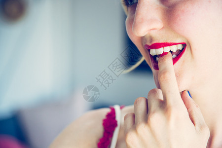 漂亮的白女人穿着红色感口彩色指甲油看着镜子切出来背景图片