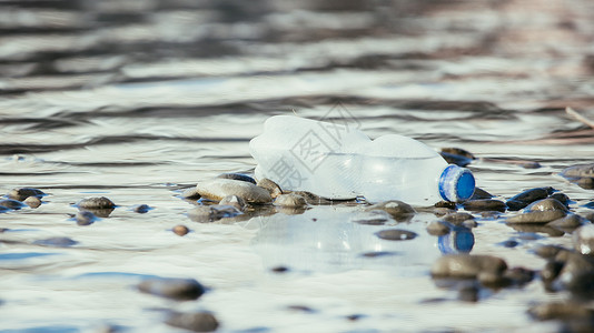 塑料瓶躺在石滩上环境污染图片