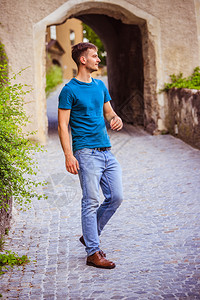 年轻有魅力的男子在散步时尚风格图片