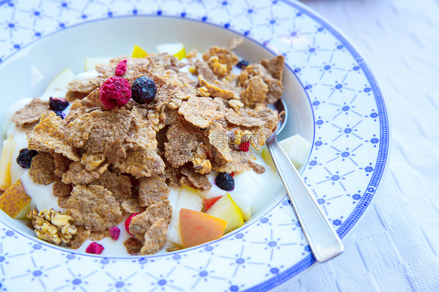 早上谷物用浆果做健康早餐图片