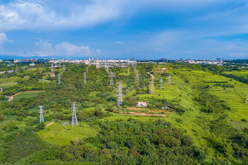 工业区高速公路和压金属站的空中景象电塔台大中市唐城森林景观绿树的顶层象图片