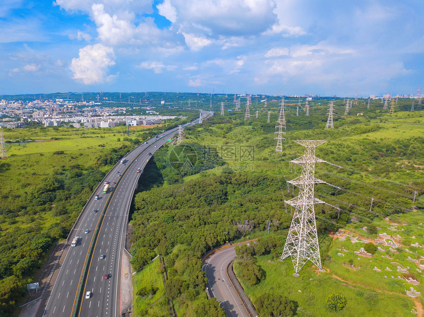 工业区高速公路和压金属站的空中景象电塔台大中市唐城森林景观绿树的顶层象图片