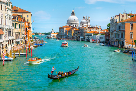 威尼斯夏季城市风景在大运河的Basilica图片