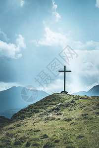 在奥地利山上的十字顶图片
