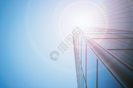 现代摩天大楼的玻璃蓝天空和太阳光束图片