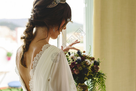 带着她的婚纱新娘回来拿着她的花束金发高清图片素材
